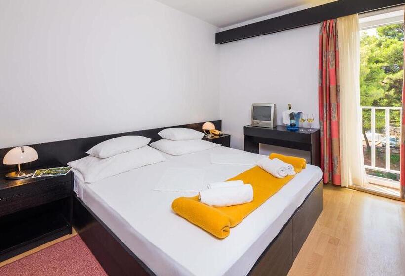 חדר משפחתי, Hvar