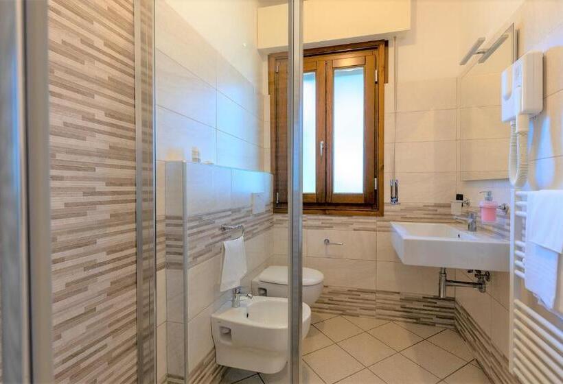 غرفة قياسية ثلاثية, La Tavernetta