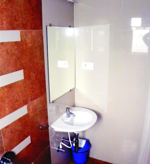 اتاق استاندارد سه نفره, Shradha Saburi Palace