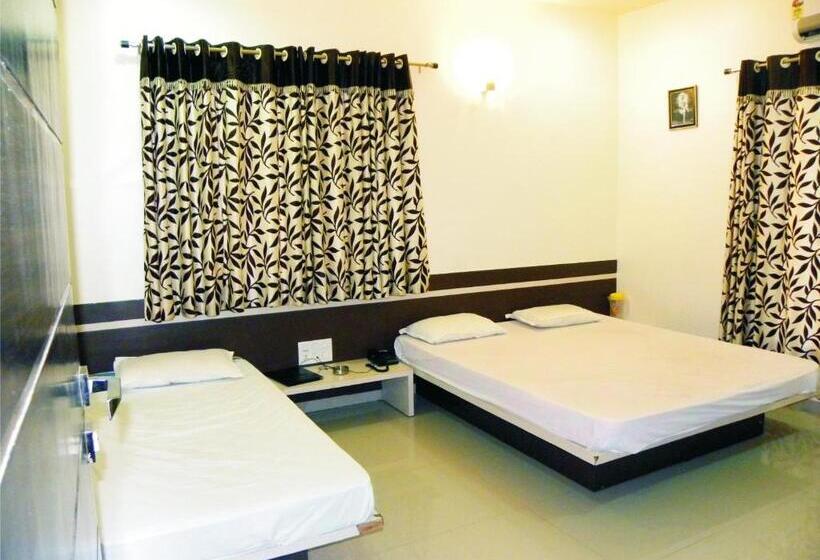 اتاق استاندارد سه نفره, Shradha Saburi Palace