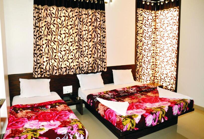 اتاق استاندارد سه نفره, Shradha Saburi Palace