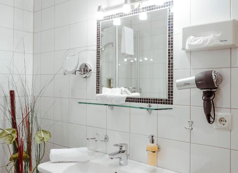 غرفة قياسية مزوَّدة بشُرفة, Die Linde