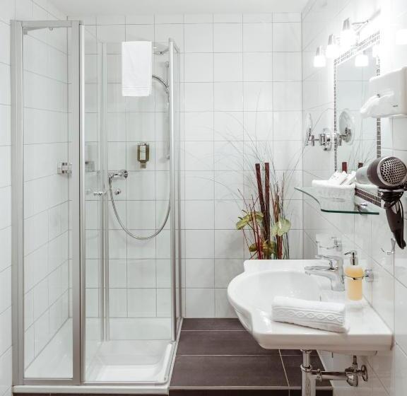 غرفة قياسية مزوَّدة بشُرفة, Die Linde