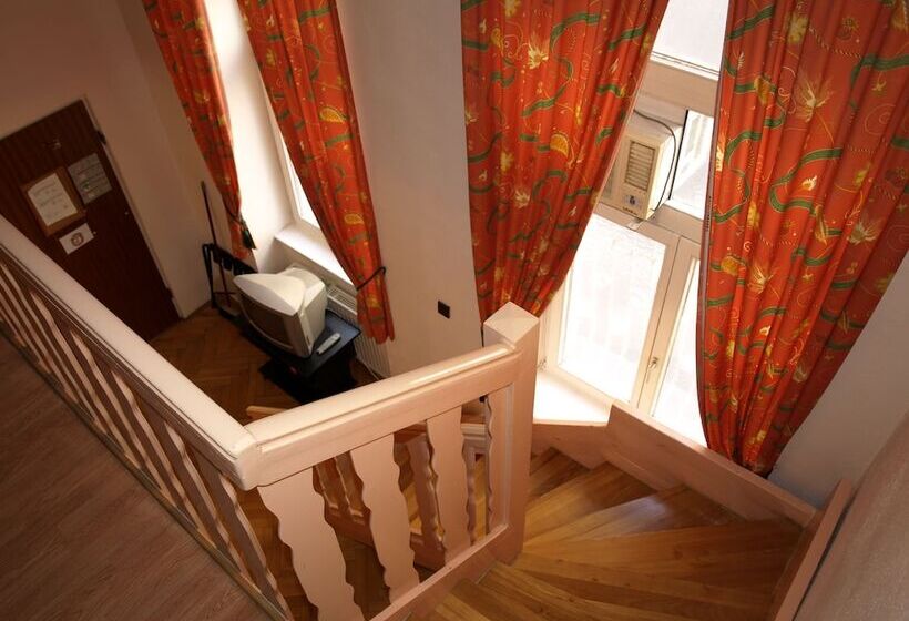 استودیوی استاندارد, Pension Tal Studios