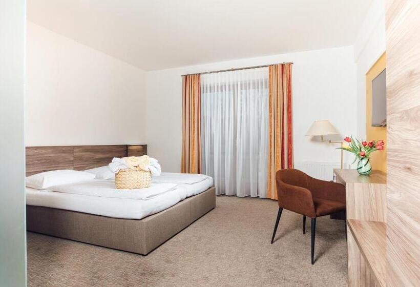 Номер Superior с Балконом, Simon Hotel & Café