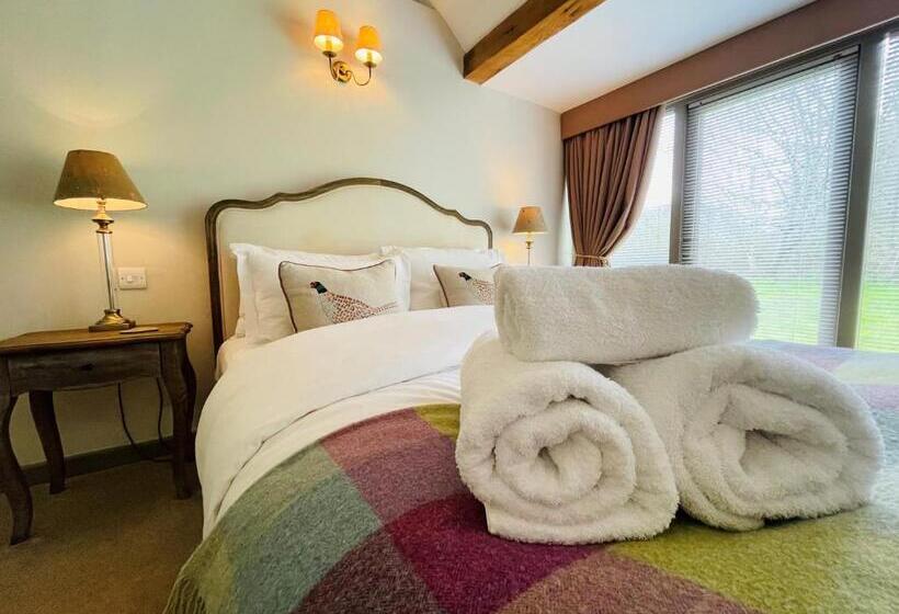 Номер Deluxe, Halfway Bridge