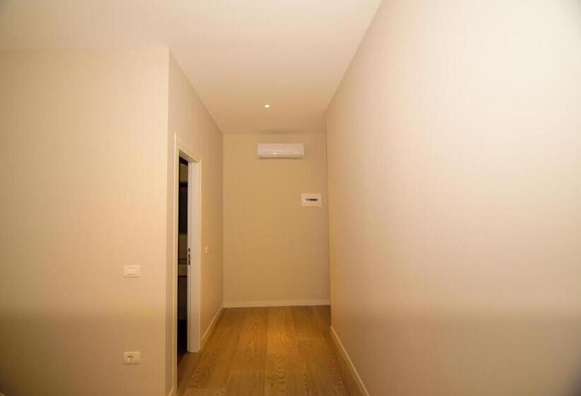 חדר אקזקיוטיב לשלושה, Solea