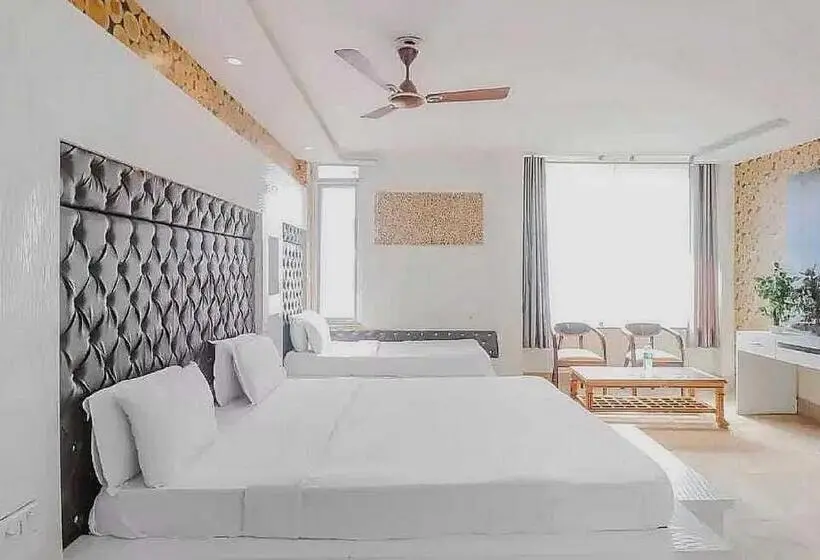 Classic Kolmen Hengen Huone, O Vivaan Residency