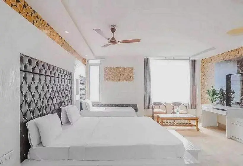 Classic Kolmen Hengen Huone, O Vivaan Residency