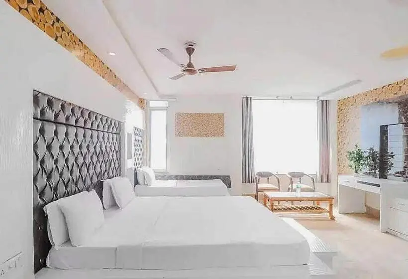Classic Kolmen Hengen Huone, O Vivaan Residency