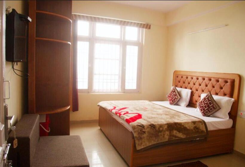 اتاق راحتی سه تخته, The Krishna Boho Near Mall Road