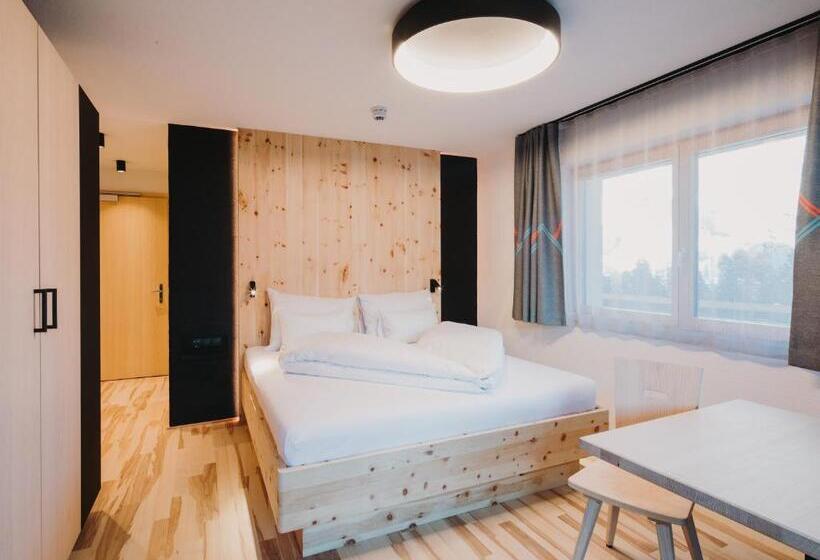 إستديو قياسى مزود بشرفة, Alpin   Studios & Suites