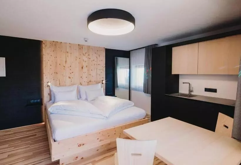 Estudi Estàndard amb Balconada, Alpin Studios & Suites