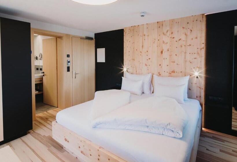 إستديو قياسى مزود بشرفة, Alpin   Studios & Suites