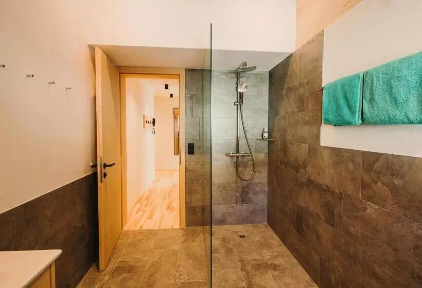 Estudio Estàndard, Alpin Studios & Suites