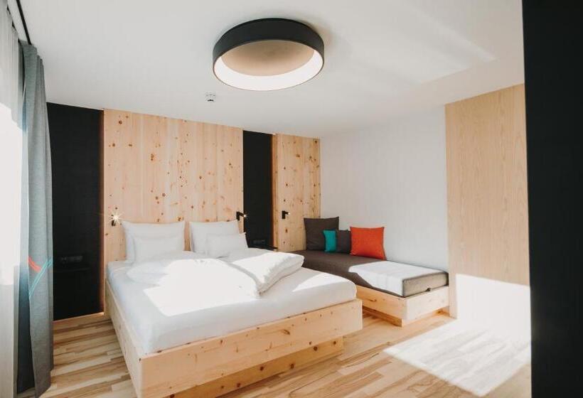 إستديو قياسى مزود بشرفة, Alpin   Studios & Suites