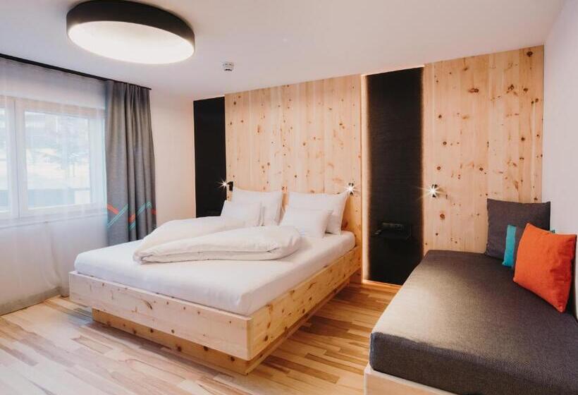 إستديو قياسى مزود بشرفة, Alpin   Studios & Suites