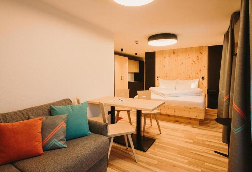 إستديو قياسى مزود بشرفة, Alpin   Studios & Suites