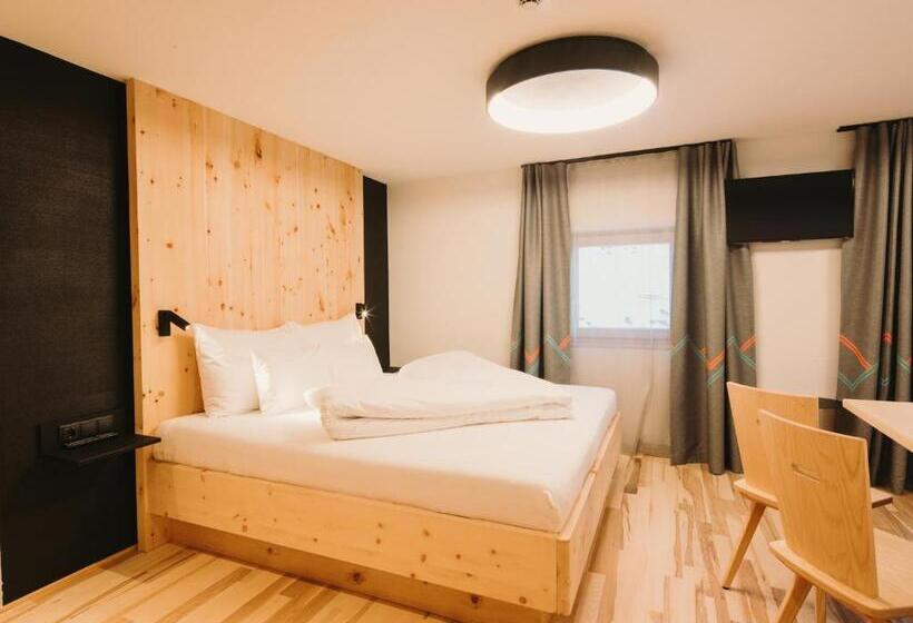 إستديو قياسى مزود بشرفة, Alpin   Studios & Suites