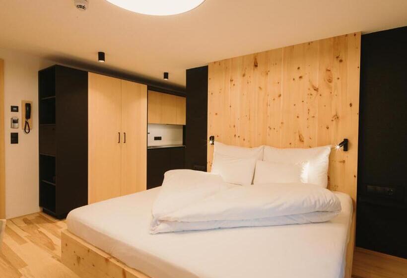 إستديو قياسى مزود بشرفة, Alpin   Studios & Suites