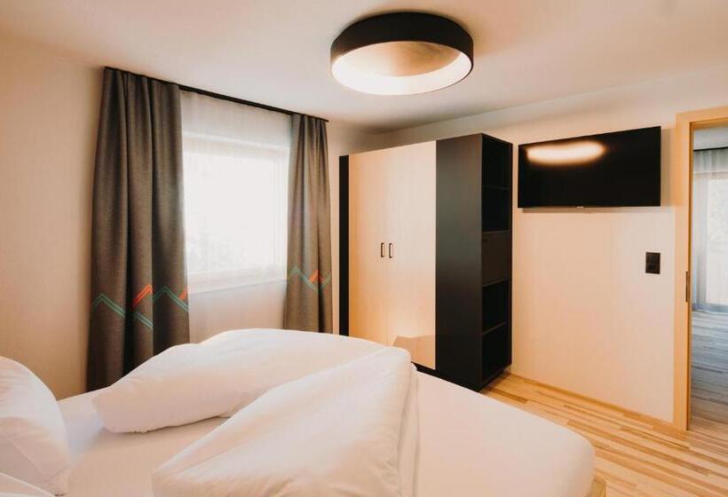 إستديو قياسى مزود بشرفة, Alpin   Studios & Suites