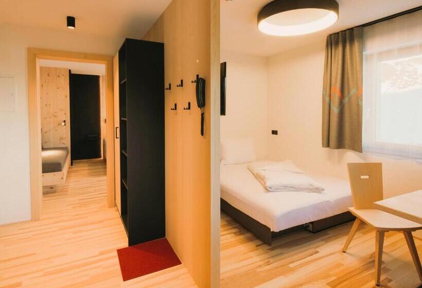 إستديو قياسى مزود بشرفة, Alpin   Studios & Suites