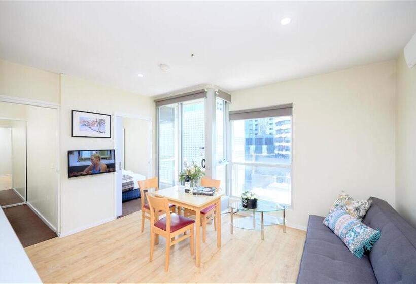 家庭公寓, Arrow On Swanston