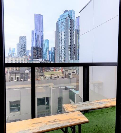 家庭公寓, Arrow On Swanston