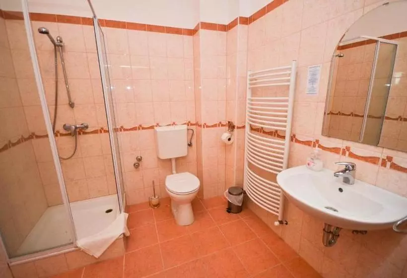 اتاق استاندارد سه نفره, Broadway City Guesthouse