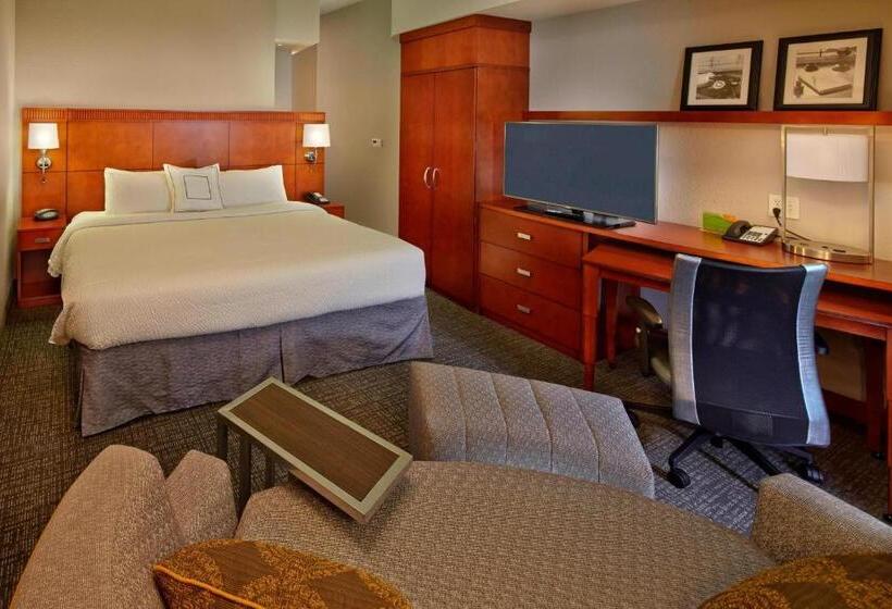 스탠다드 룸 킹사이즈 침대, Courtyard By Marriott St. Petersburg Downtown