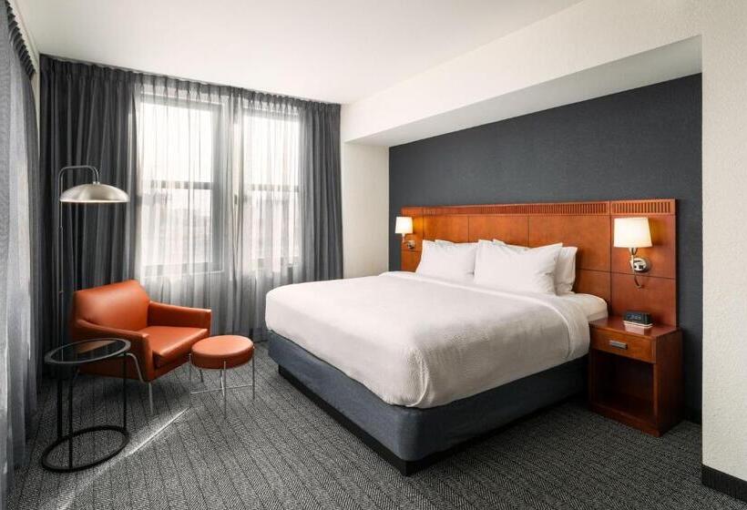 스탠다드 룸 킹사이즈 침대, Courtyard By Marriott St. Petersburg Downtown