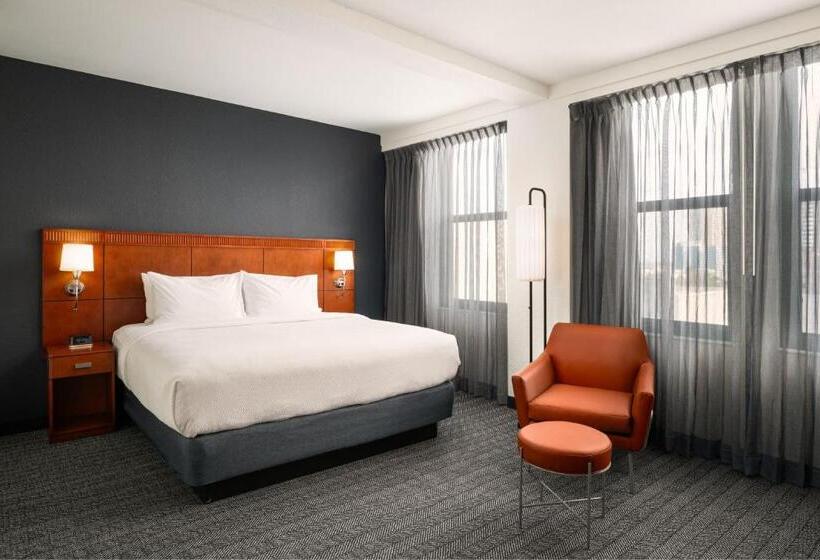 스탠다드 룸 킹사이즈 침대, Courtyard By Marriott St. Petersburg Downtown