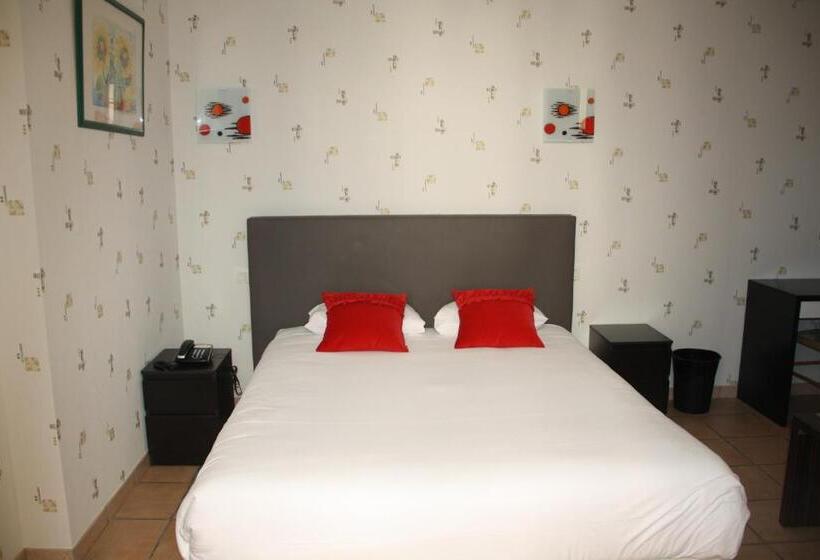 Номер Стандарт, Hôtel République