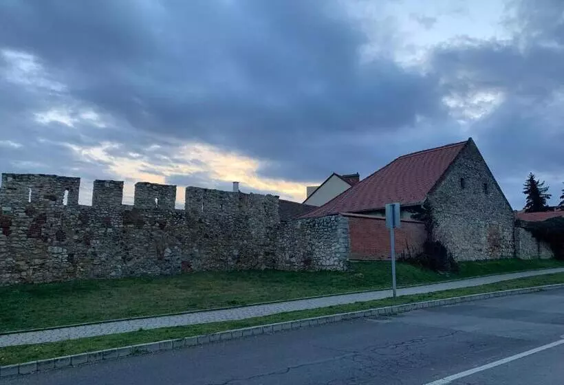 اتاق استاندارد سه تخته با چشم‌انداز, Várfal Wellness Panzió