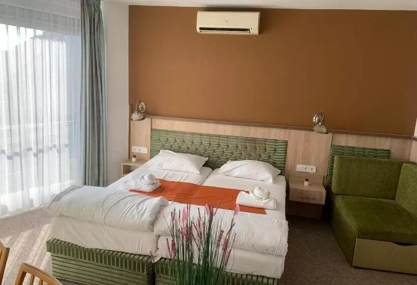 اتاق استاندارد چهار تخته, Várfal Wellness Panzió