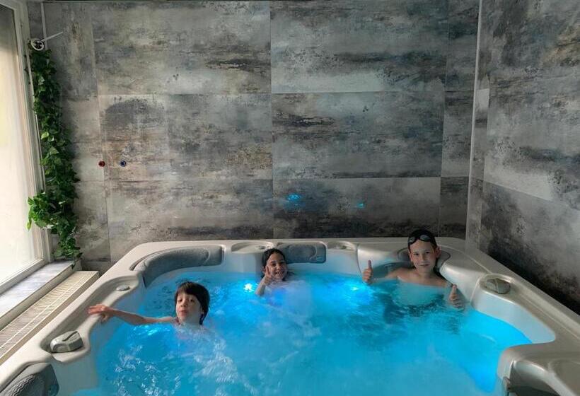 غرفة قياسية رباعية, Várfal Wellness Panzió