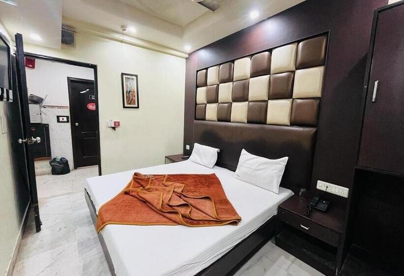 豪华房间, Spot Inn