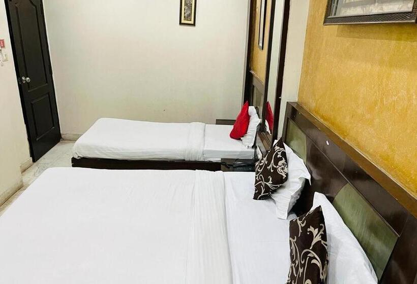 高级三人间, Spot Inn