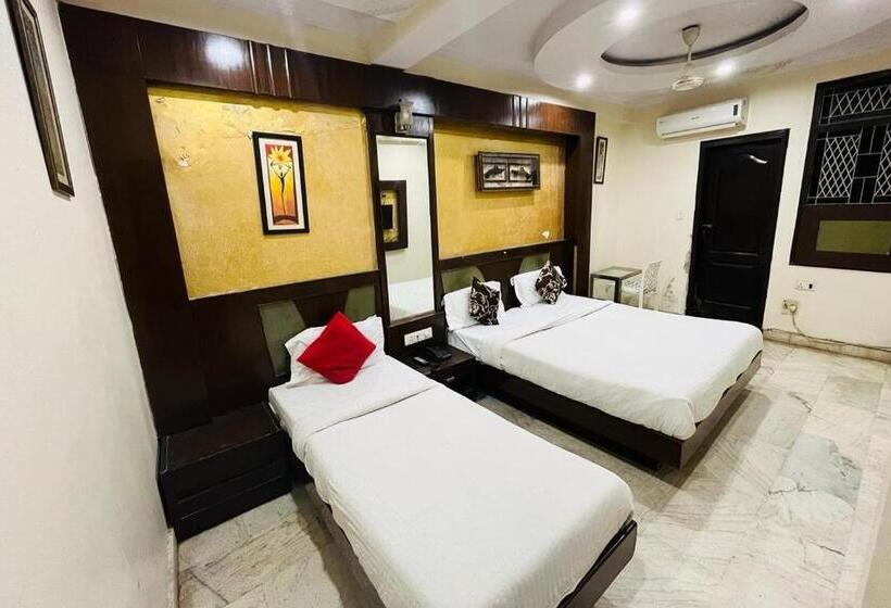 高级三人间, Spot Inn