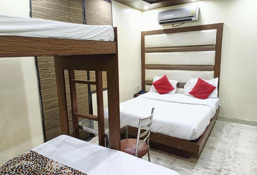 四人标准间, Spot Inn