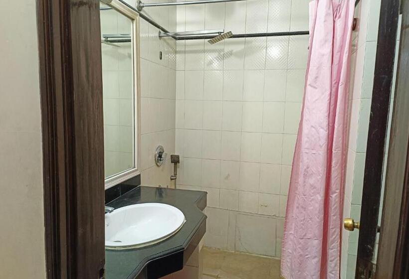 Люкс, Spot Inn