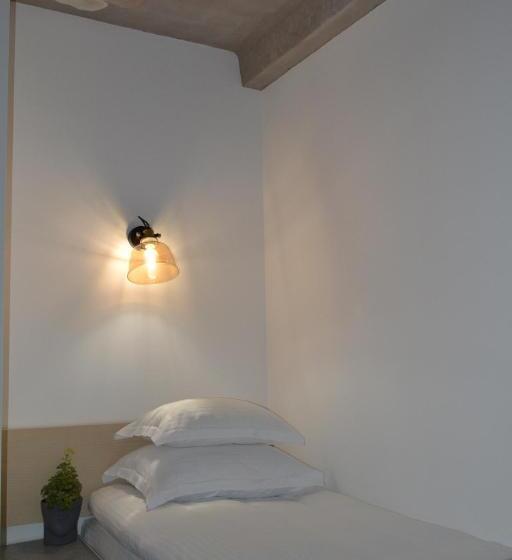 Basic Yhden Hengen Huone, Stangret