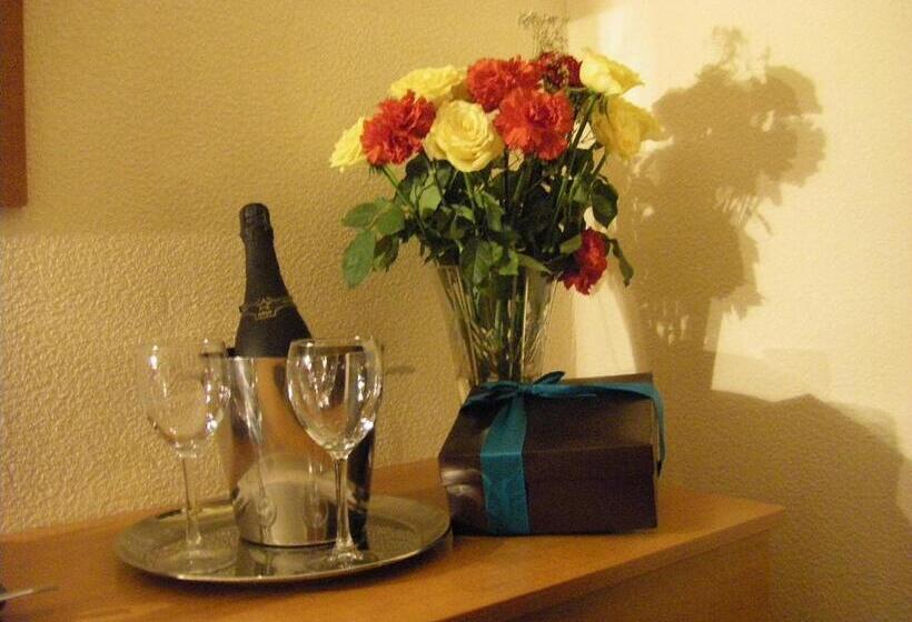 חדר סטנדרט נוף לים, The Waldorf