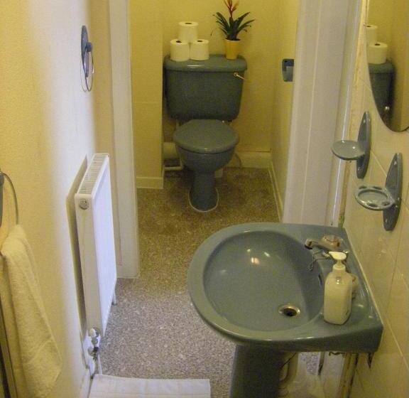 חדר משפחתי, The Waldorf