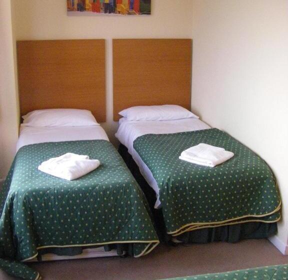 חדר משפחתי נוף לים, The Waldorf