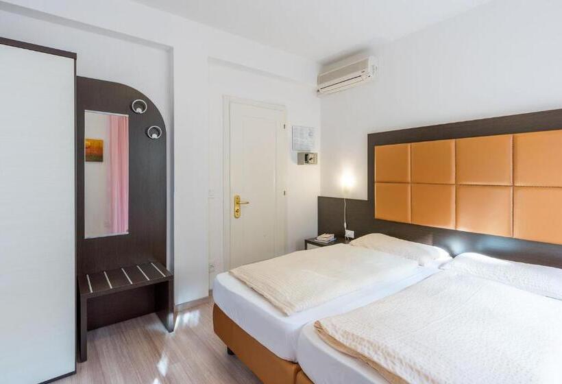 Номер Стандарт с Балконом Вид на Сад, Villa Carmen