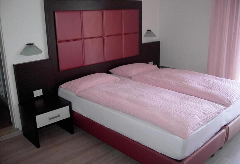 Superior room with lake view, Villa Carmen