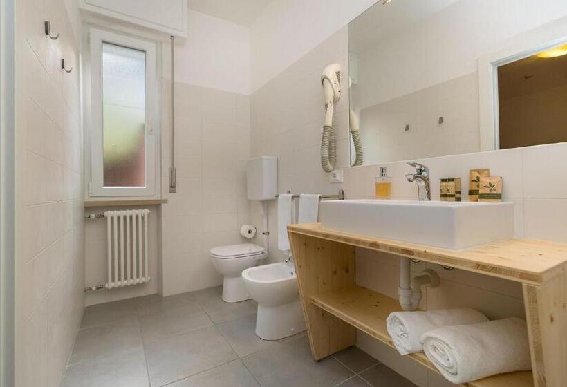 Superior room with lake view, Villa Carmen