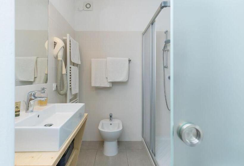 Superior room with lake view, Villa Carmen