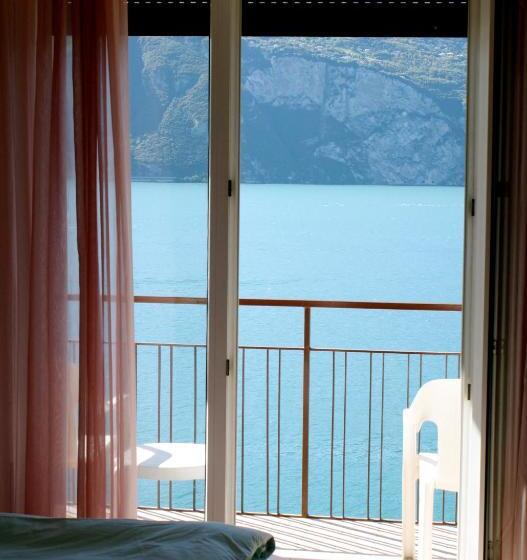 Superior room with lake view, Villa Carmen